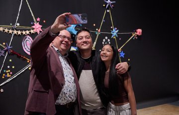 Mayor Berry posing with a group of young people taking a selfie